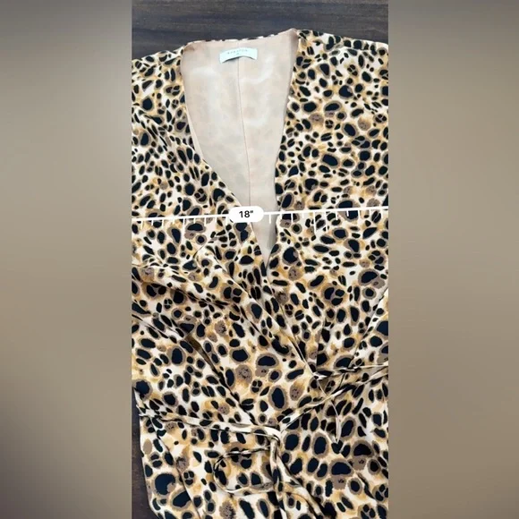 Aritzia Babaton Wallace Short Sleeve Wrap Dress V-neck Animal Print - Picture 8 of 8